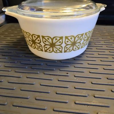 Sale Photo Thumbnail #34: Pyrex Verde 472 with lid