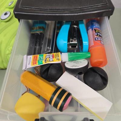 Lot 31: Lot of Office Supplies: Sharpies, Crayons, Paperclips, Stapler