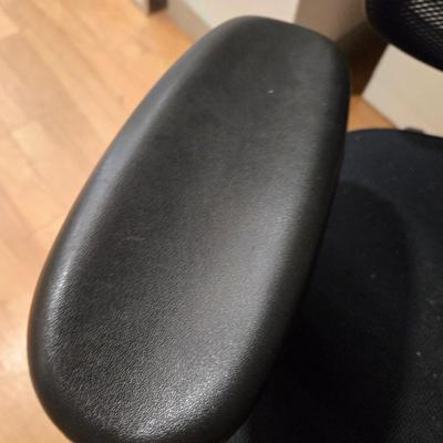 Lot 32: Adjustable Office Chair