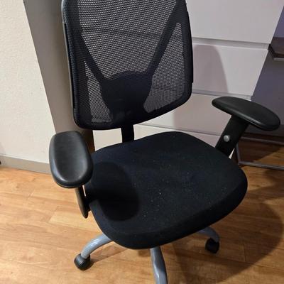 Lot 32: Adjustable Office Chair