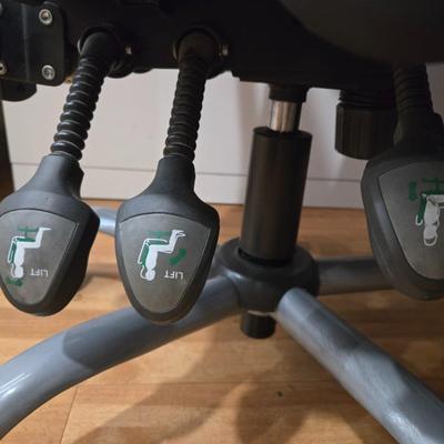 Lot 32: Adjustable Office Chair