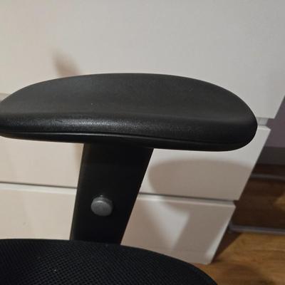 Lot 32: Adjustable Office Chair