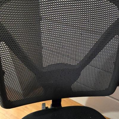 Lot 32: Adjustable Office Chair