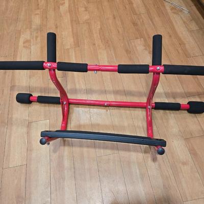 Lot 33: Pull Up Bar