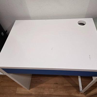 Lot 35: Small One Drawer Desk