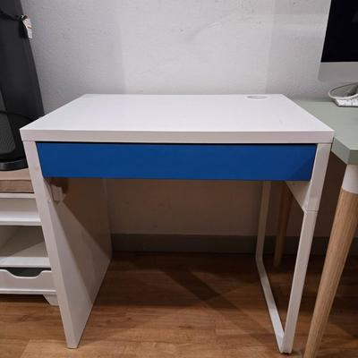 Lot 35: Small One Drawer Desk