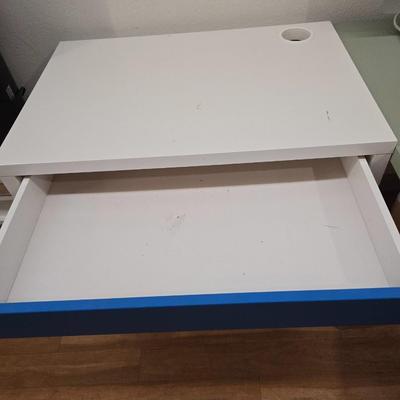 Lot 35: Small One Drawer Desk