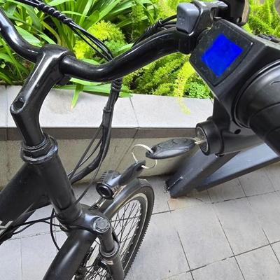 Lot 46: Electric & Manual Pedal Bike w/ Key & Charger ( Works )