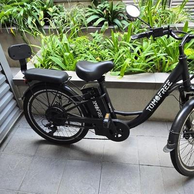 Lot 46: Electric & Manual Pedal Bike w/ Key & Charger ( Works )