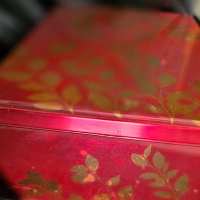 Vintage Holiday Red & Gold Botanical Tin – Elegant Seasonal Storage Décor