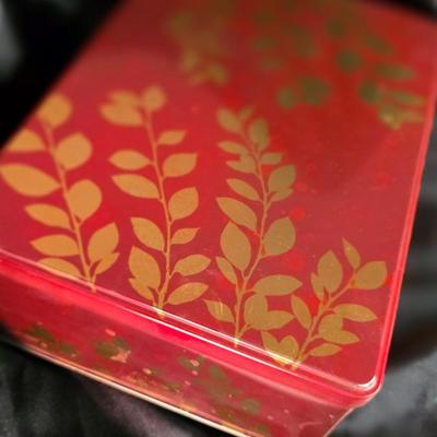 Vintage Holiday Red & Gold Botanical Tin – Elegant Seasonal Storage Décor