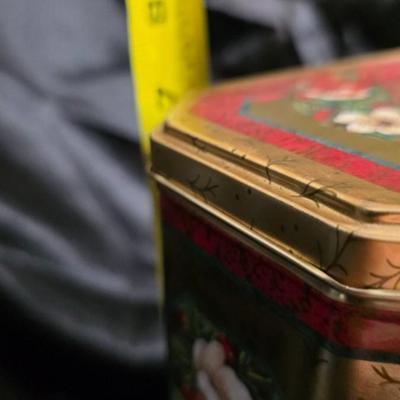 Vintage English-Made Christmas Wreath Holiday Tin – Floral & Ribbon Design