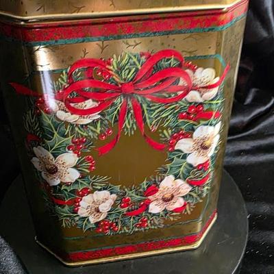 Vintage English-Made Christmas Wreath Holiday Tin – Floral & Ribbon Design