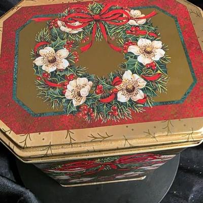 Vintage English-Made Christmas Wreath Holiday Tin – Floral & Ribbon Design