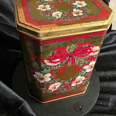 Vintage English-Made Christmas Wreath Holiday Tin – Floral & Ribbon Design