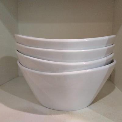 Lot 68: Set of White Dishes