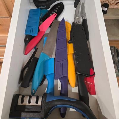 Lot 69: Lot of Knives, Sharpeners, Scissors