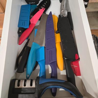 Lot 69: Lot of Knives, Sharpeners, Scissors