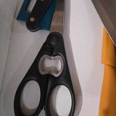 Lot 69: Lot of Knives, Sharpeners, Scissors