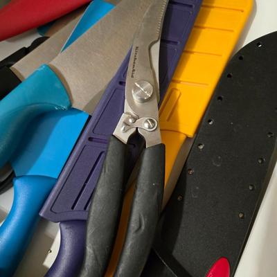 Lot 69: Lot of Knives, Sharpeners, Scissors