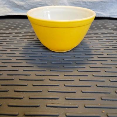 Sale Photo Thumbnail #50: Pyrex Citrus Yellow 401