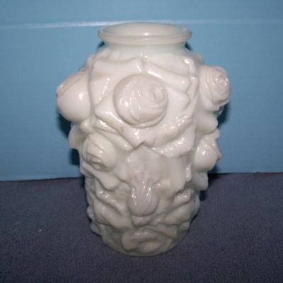 LOT 98 GORGEOUS VINTAGE MILK GLASS REPOUSSE ROSE VASE & TWISTY CANDLESTICKS