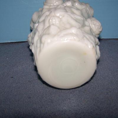 LOT 98 GORGEOUS VINTAGE MILK GLASS REPOUSSE ROSE VASE & TWISTY CANDLESTICKS