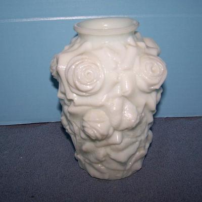 LOT 98 GORGEOUS VINTAGE MILK GLASS REPOUSSE ROSE VASE & TWISTY CANDLESTICKS