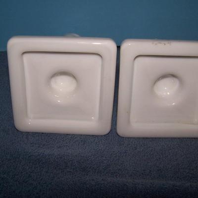 LOT 98 GORGEOUS VINTAGE MILK GLASS REPOUSSE ROSE VASE & TWISTY CANDLESTICKS