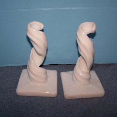 LOT 98 GORGEOUS VINTAGE MILK GLASS REPOUSSE ROSE VASE & TWISTY CANDLESTICKS