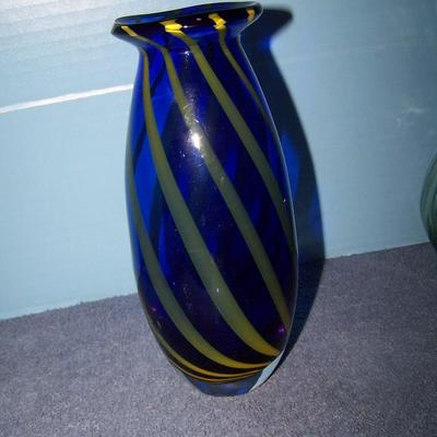 LOT 102 BEAUTIFUL VINTAGE MCM ART GLASS + 2 TULIP VASES