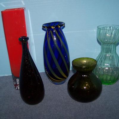 LOT 102 BEAUTIFUL VINTAGE MCM ART GLASS + 2 TULIP VASES