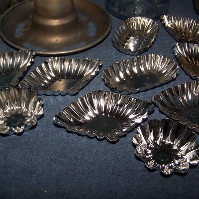 LOT 108 WONDERFUL OLD KITCHEN STUFF--EGG TIMER/MOLDS/JAR