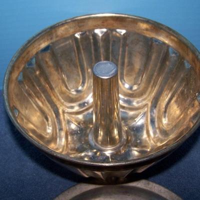 LOT 108 WONDERFUL OLD KITCHEN STUFF--EGG TIMER/MOLDS/JAR