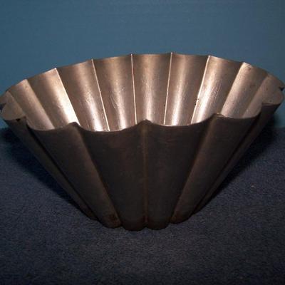 LOT 108 WONDERFUL OLD KITCHEN STUFF--EGG TIMER/MOLDS/JAR