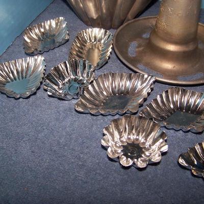 LOT 108 WONDERFUL OLD KITCHEN STUFF--EGG TIMER/MOLDS/JAR