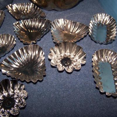 LOT 108 WONDERFUL OLD KITCHEN STUFF--EGG TIMER/MOLDS/JAR