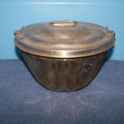 LOT 108 WONDERFUL OLD KITCHEN STUFF--EGG TIMER/MOLDS/JAR