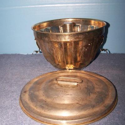 LOT 108 WONDERFUL OLD KITCHEN STUFF--EGG TIMER/MOLDS/JAR