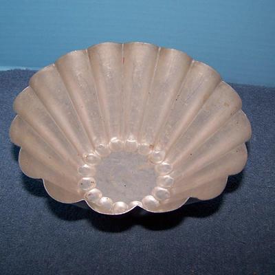 LOT 108 WONDERFUL OLD KITCHEN STUFF--EGG TIMER/MOLDS/JAR