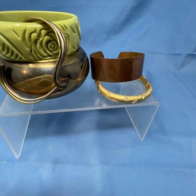 Sale Photo Thumbnail #51: 5 bracelets, very clean.  The top left one is Lucite, not Bakelte