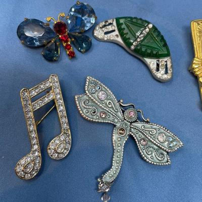 Sale Photo Thumbnail #67: 8 great brooches!  The dove pin has damage!