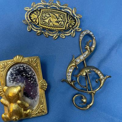 Sale Photo Thumbnail #68: 8 great brooches!  The dove pin has damage!