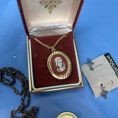 Sale Photo Thumbnail #76: Rosaries & other icon items.