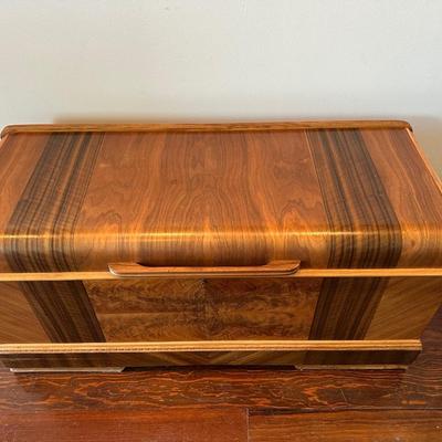 Roos “Sweetheart” Cedar Chest