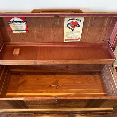 Roos “Sweetheart” Cedar Chest