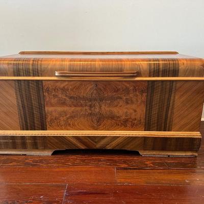 Roos “Sweetheart” Cedar Chest
