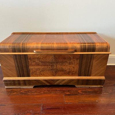 Roos “Sweetheart” Cedar Chest