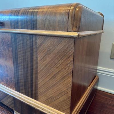 Roos “Sweetheart” Cedar Chest