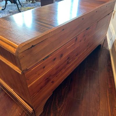 Roos “Sweetheart” Cedar Chest